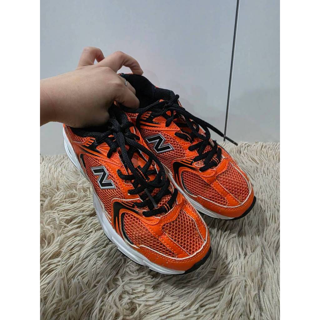 New Balance 530 รองเท้าวิ่งมือสอง สีส้มดำ ไซซ์ 39 ยาว 23.5 ซม. รองเท้าผ้าใบ NB สีสวยโดดเด่น