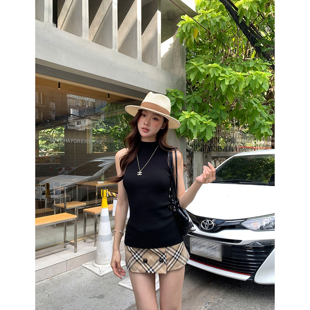 HRGเสื้อแขนกุดสีดำ เนื้อถัก คอสูง ดีไซน์เปิดไหล่ สไตล์เกาหลี ดูแพง เก๋ไม่ซ้ำ ใส่หน้าร้อน 2026 รุ่นใหม่