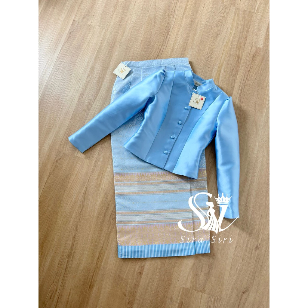 Sira Siri {ส่งด่วนในกทม ได้)ชุดไทยจิตรลดาสีฟ้า ชุดวันแม่ เสื้อผ้าไหมอิตาลี ทรงจิตรลดา ผ้าถุงสำเร็จรูปทอลาย อัดกาวอย่างดี