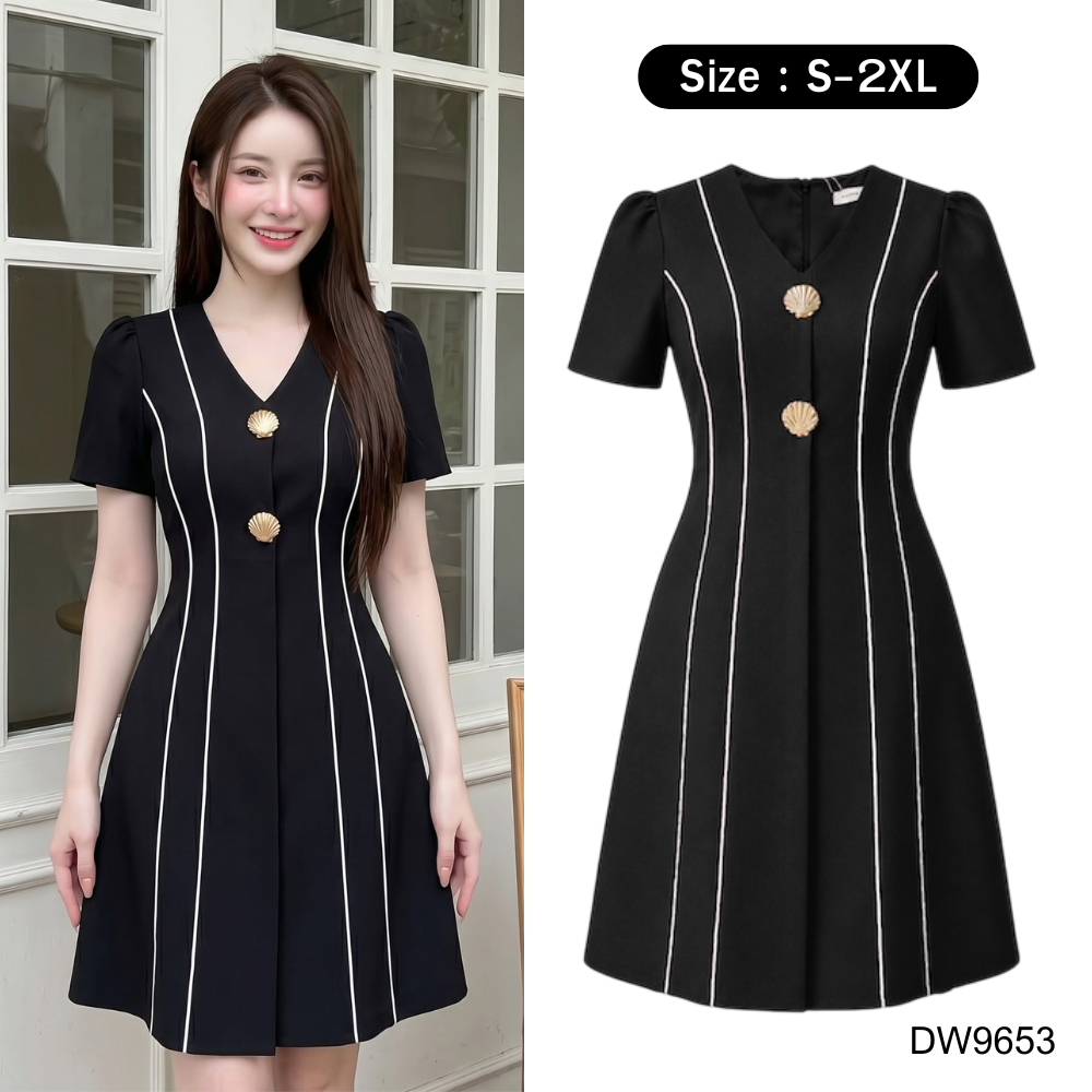S-2XL | เดรสคอวีแต่งขอบขาว แต่งกระดุมลายเปลือกหอย มีซับใน สีดำ D9653