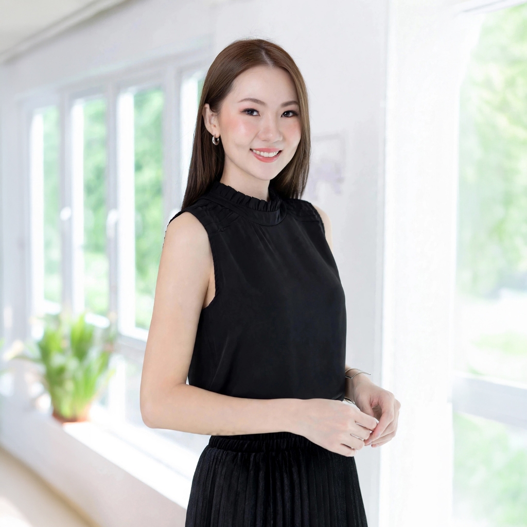 Narinari : MT4600 Frill Collar Pintucks Sleeveless Blouse เสื้อแขนกุด คอจีบ