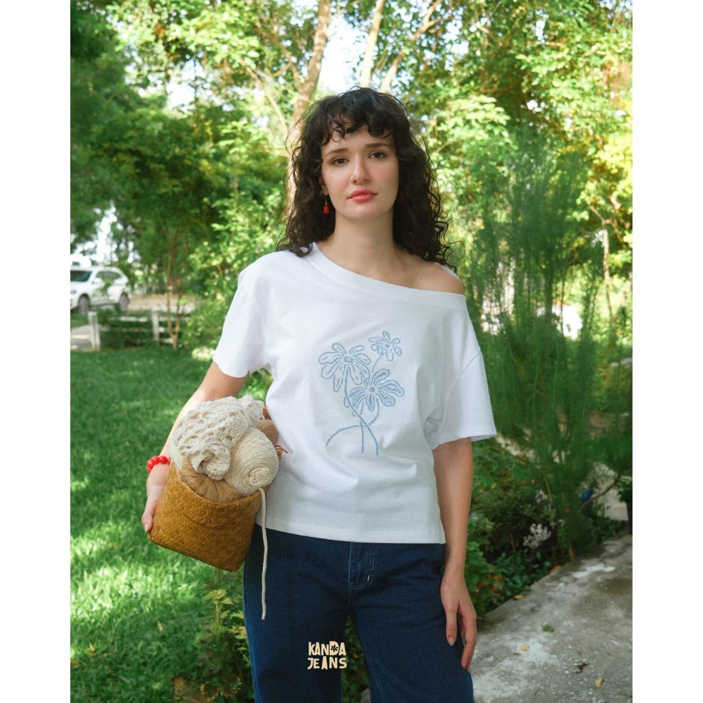 KANDA JEANS :Sunday off-the-shoulder tee เสื้อยืดปาดไหล่ ปักดอกไม้