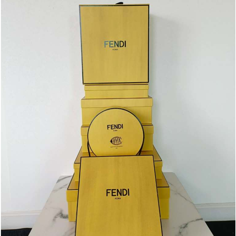 กล่อง Fendi แบบสวม ของแท้ มือสอง สภาพสวย