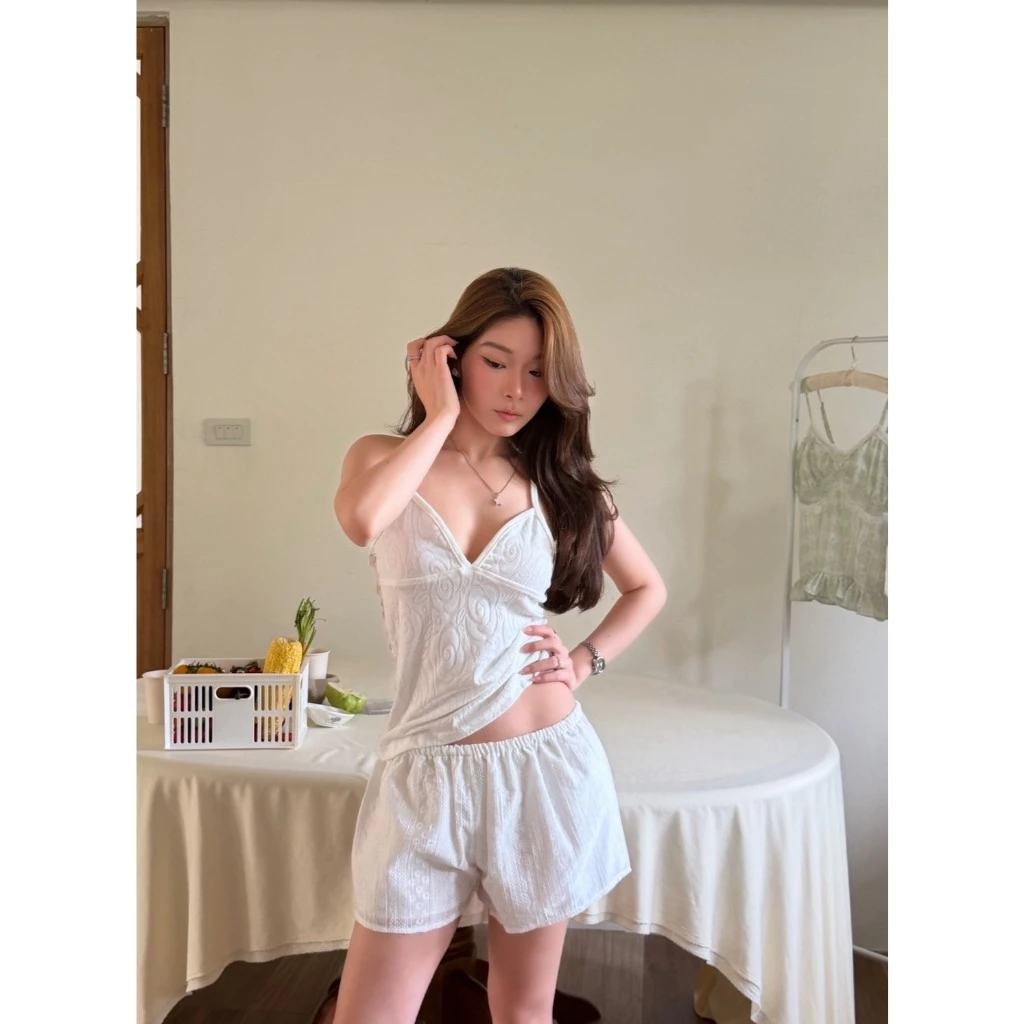 AceyAceyเสื้อสายเดี่ยวผ้าลายกุหลาบนูนลูกไม้ข้าง(rosie)