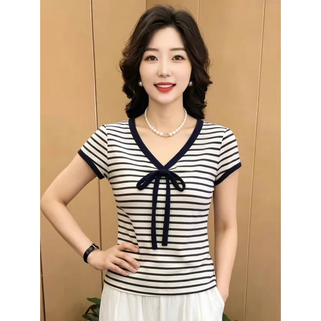 เสื้อยืดแขนสั้นสำหรับผู้หญิงรับซัมเมอร์: สไตล์มินิมอลลำลอง คอวี แต่งแถบสีตัดกันและดีเทลโบว์ – เสื้อที่โดดเด่นและแมตช์ลุค