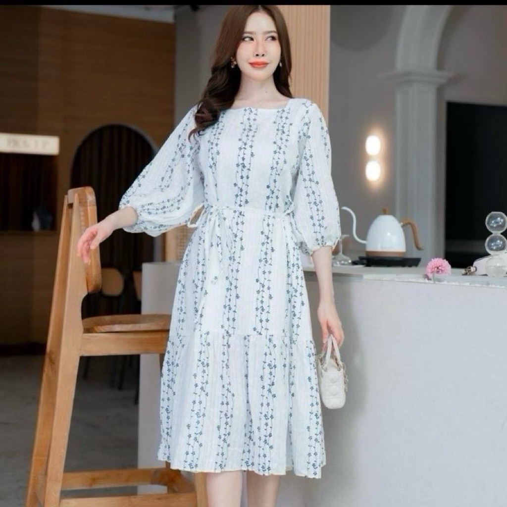 ️S270 เดรสคอเหลี่ยม ตัวยาวแขนสามส่วน  เป็นเดรสยาวทรงเอปล่อยปล่อย มีชายระบายหางปลามีโบว์เอวมีซับในทั้งตัว ผูกปรับเข้ารูป
