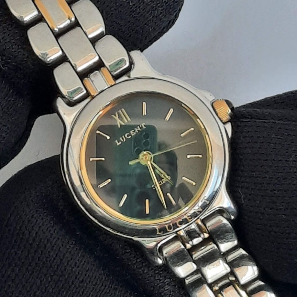 นาฬิกาข้อมือผู้หญิง SEIKO LUCENT รุ่น 1F21-0G90 ระบบควอตซ์ ขนาด 22 มม. สีทอง เงิน หน้าปัดสีกรมท่า