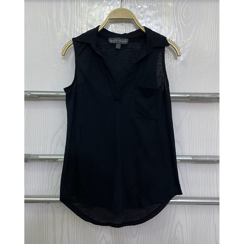 รหัส 2269  ตำหนิ เสื้อแขนกุดสีดำยี่ห้อ Almost Famous ทรงคอวีพร้อมกระเป๋าหน้าอก