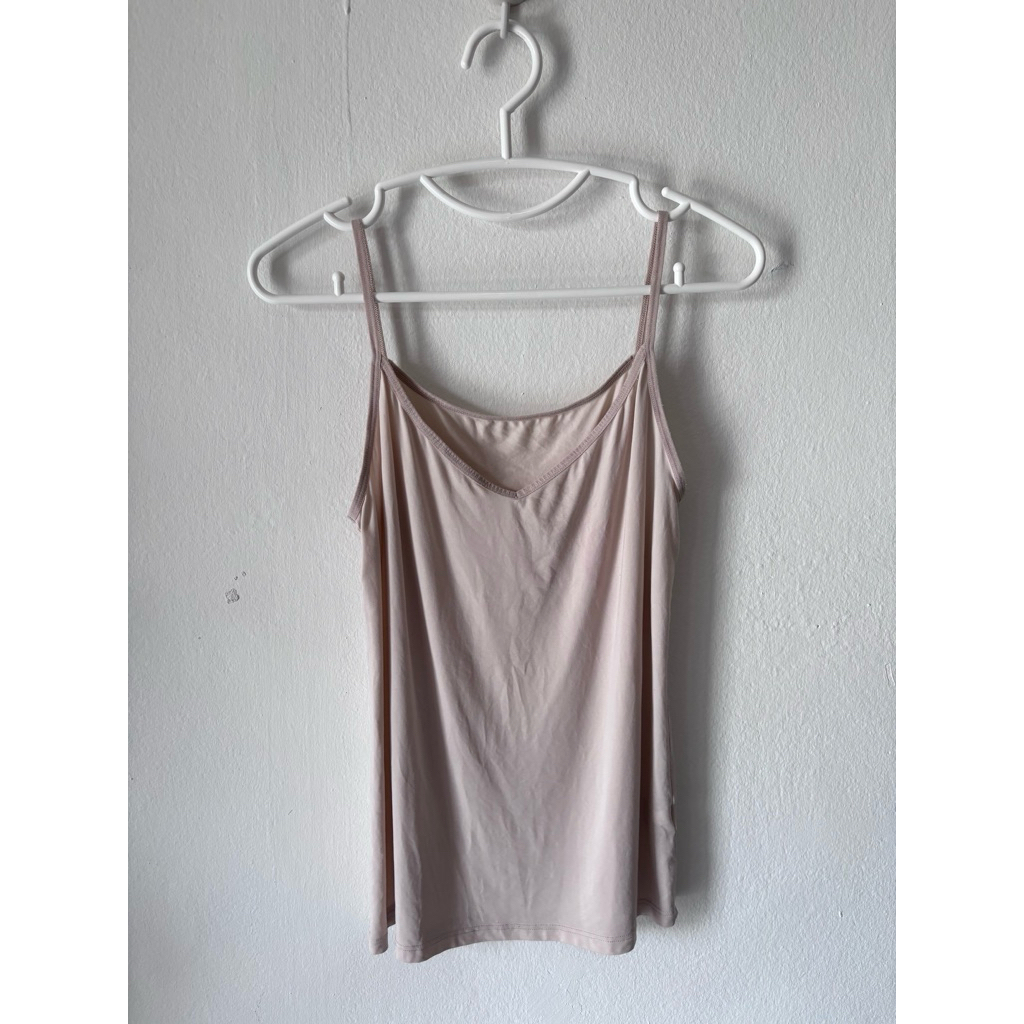 เสื้อสายเดี่ยว คอวี สีครีม Uniqlo Airism XL อกหน้าผ้า34-40+ ยาว25 มือสองสภาพดี ผ้านุ่ม