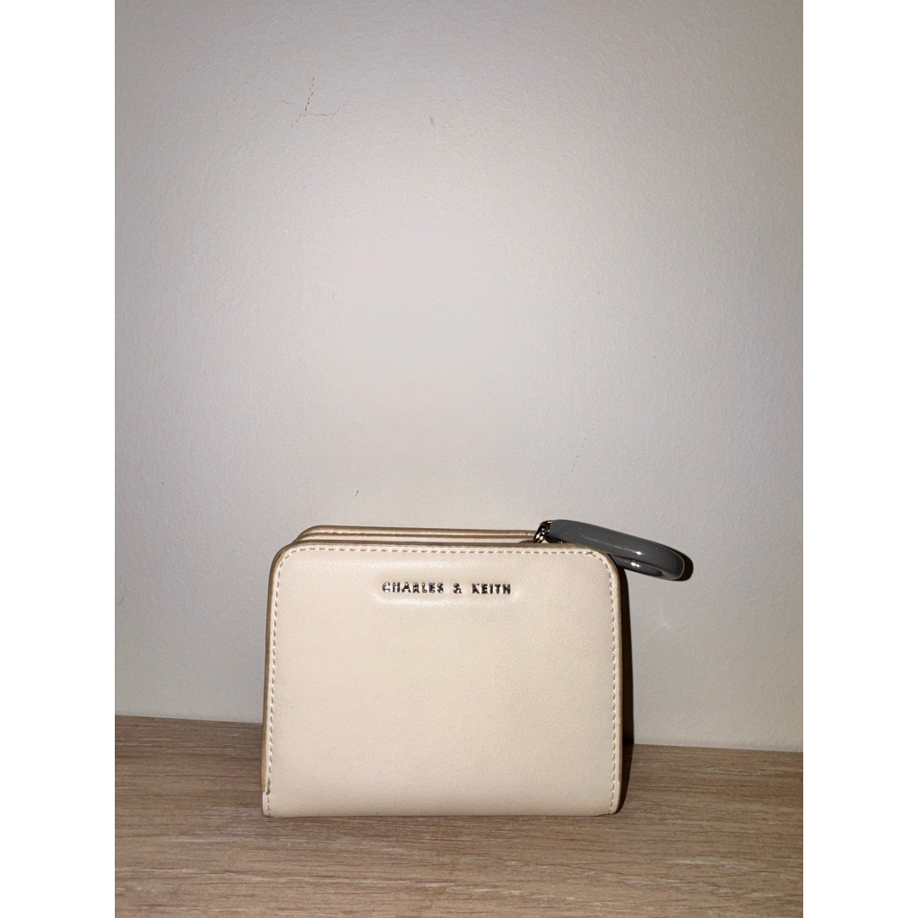 กระเป๋าสตางค์ Charles & Keith สีครีมเบจ