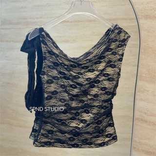 SPND【พร้อมส่ง】LACEY Bow TOP เสื้อลูกไม้เปิดไหล่ผูกโบว์ข้าง มี2สี (A9507)