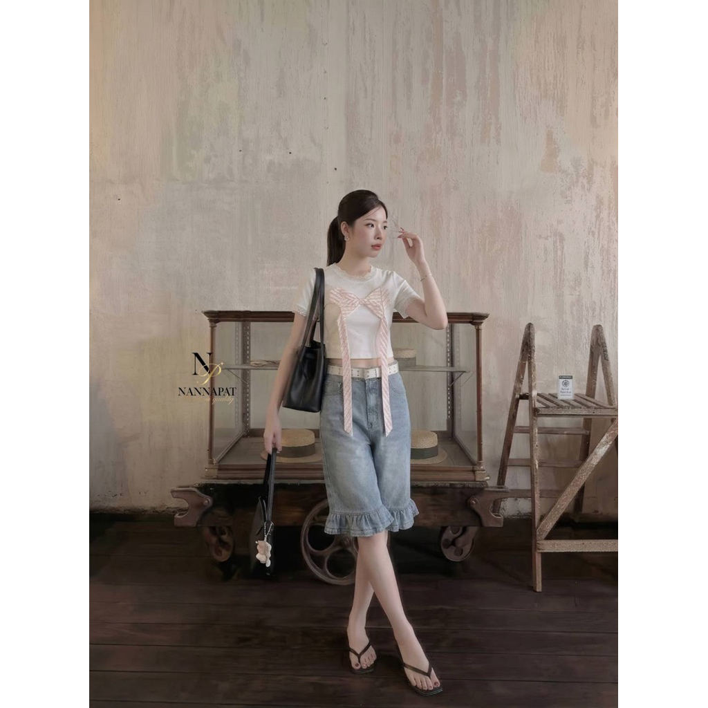 Set 3 ชิ้น เสื้อยืดโบว์ลายทางสีชมพูขนาดใหญ่+กางเกงยีนส์สามส่วนปลายขาแต่งเย็บจับจีบระบาย+เข็มขัดหนังสีขาว