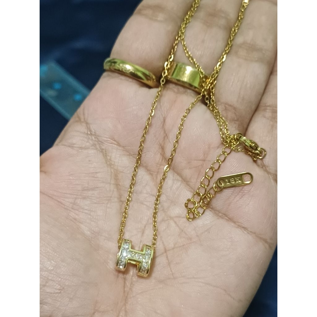สร้อยคอสีทองพร้อมจี้คัดมือสองตู้ยุโรปตอก18kไม่มีตำหนิ