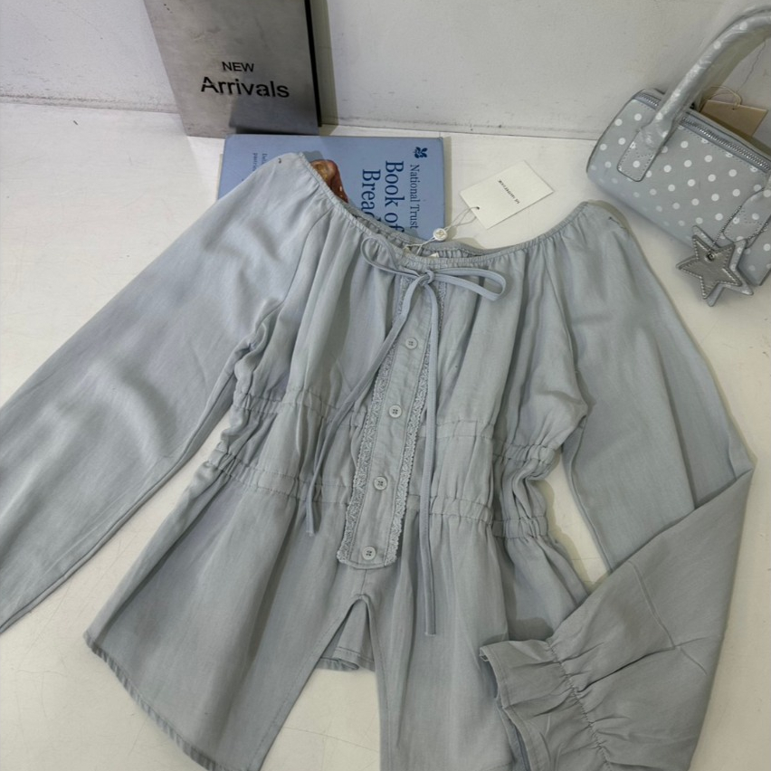 M2303 เสื้อทรงพริ้วเนื้อผ้าใส่สบาย ไม่ร้อน รุ่นนี้บอกเลยว่าทรงสวยมากก มีกิมมิคจั๊มเอวช่วยให้ดูมีสัดส่วน