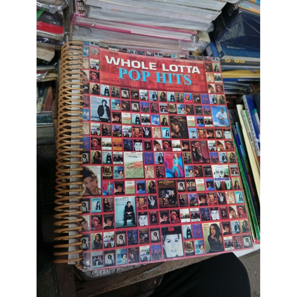 หนังสือโน้ตเพลงสากลฮิตกว่า 100 เพลง Whole Lotta Pop Hits (Piano/Vocal/Chords)