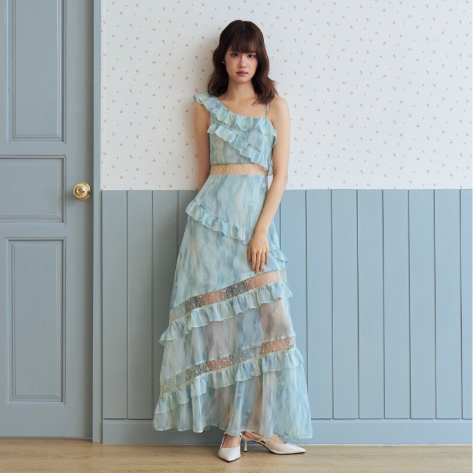 KOKISE - Lecce Dress เดรสออกงานไหล่เฉียงแต่งดีเทลลูกไม้ (XS-2XL)