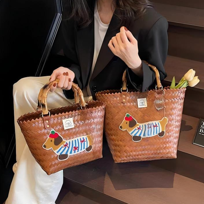 กระเป๋าตะกร้าสานสีสันสดใสสไตล์เรโทรสำหรับวันหยุด กระเป๋าเดินทางไปชายหาด กระเป๋าโท้ทสานปักลายสุนัขดัชชุนด์การ์ตูน