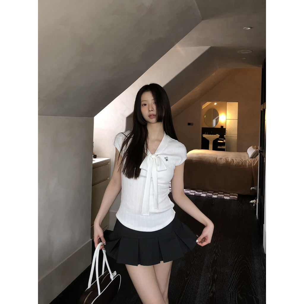 เสื้อยืดผู้หญิงแขนสั้นสีขาว คอโบว์ผูก ปักลายเล็ก ไหล่ตรง ทรงกระชับ เรียบหรู ใส่ได้หลายลุค Summer66 H