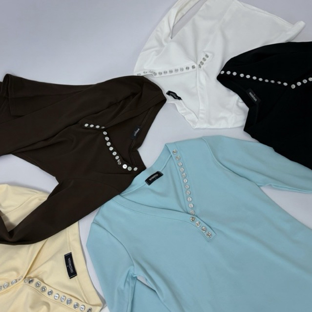 Pearl Top — เพิร์ลท็อป เสื้อคอวีแขนยาวแต่งกระดุม ผ้า Cotton ใส่แล้วไม่ร้อน (เพิร์ล)