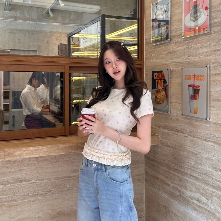 เสื้อยืดคอกลมทรงสวยพอดีตัว โดดเด่นด้วยรายละเอียดชายเสื้อแต่งระบายเพิ่มความละมุน มาพร้อมลายพิมพ์ไพ่ทาโรต์ Whimsy Top