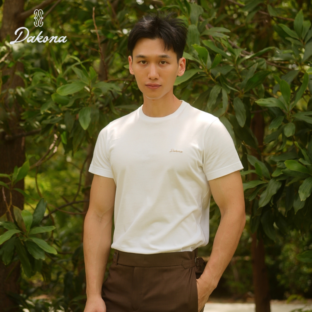 Dakona | White Slim-Fit High-Neck T-Shirt with Wordmark Logo | เสื้อยืดทรงสลิมฟิต ผู้ชาย สีขาว