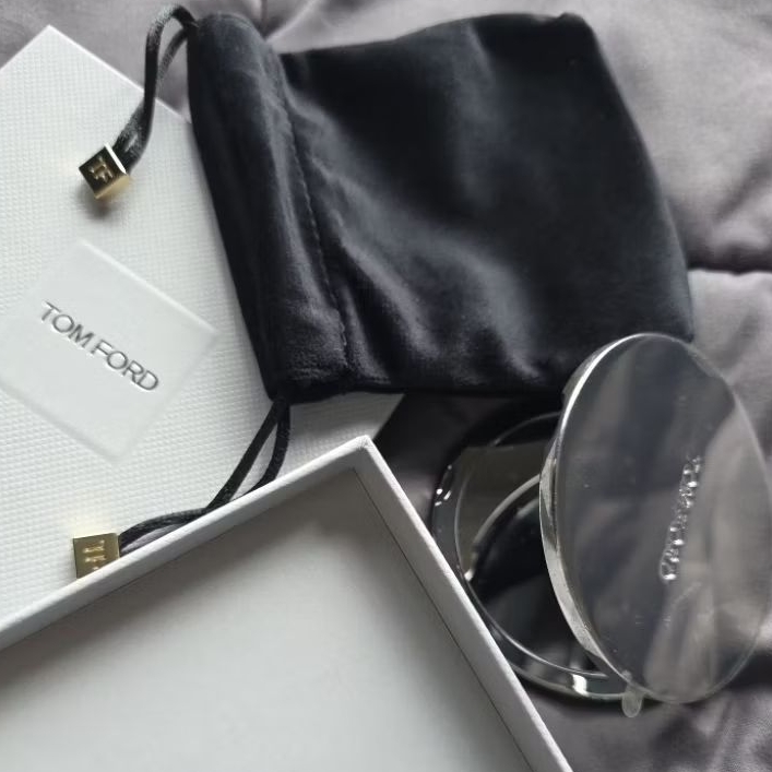 กระจกพกพา TOM FORD สีเงิน / ของแท้ พร้อมถุงผ้า