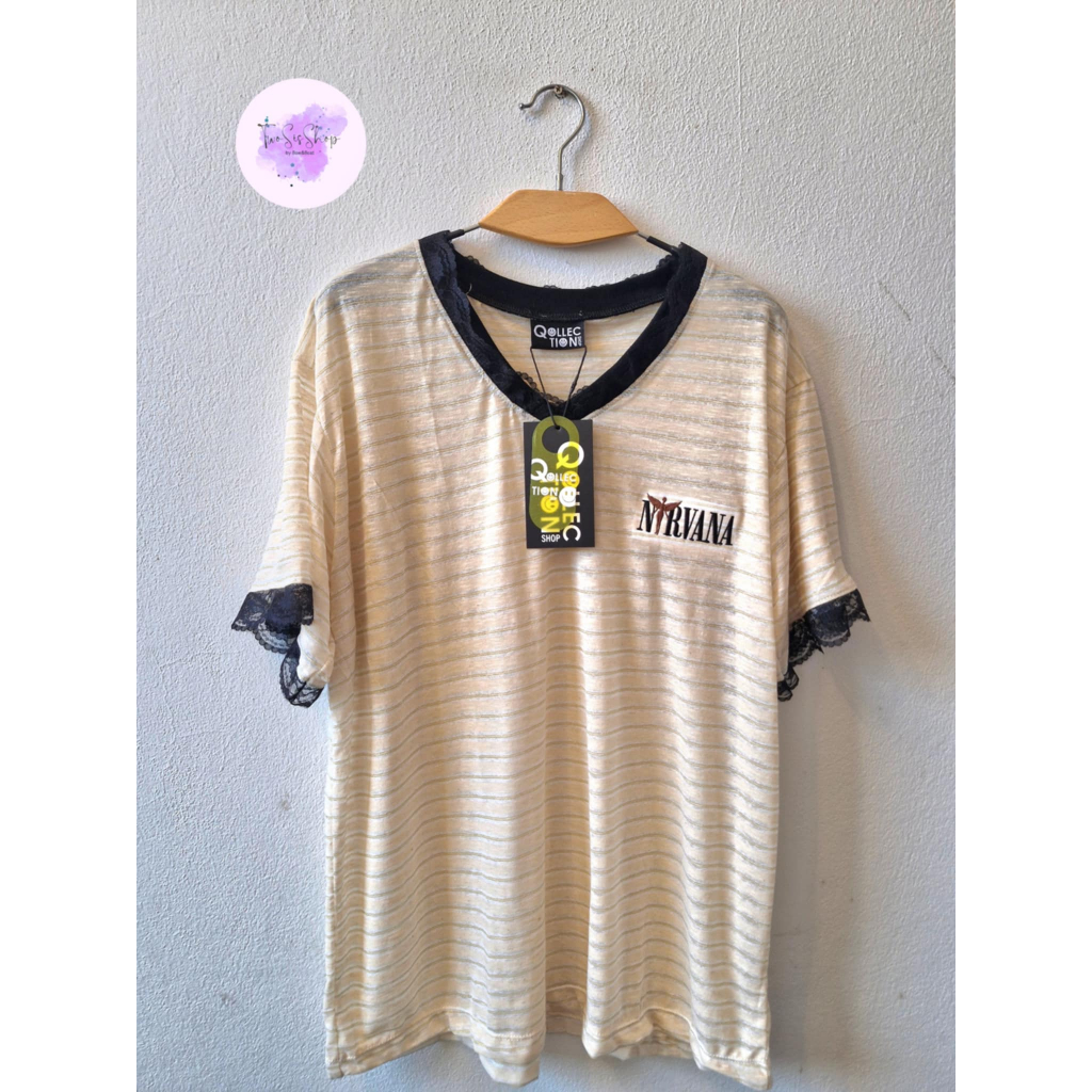 พร้อมส่ง เสื้อยืดoversize ผ้าบาง คอวี แต่งขอบลูกไม้ ป้ายห้อยแบรนด์Qollection