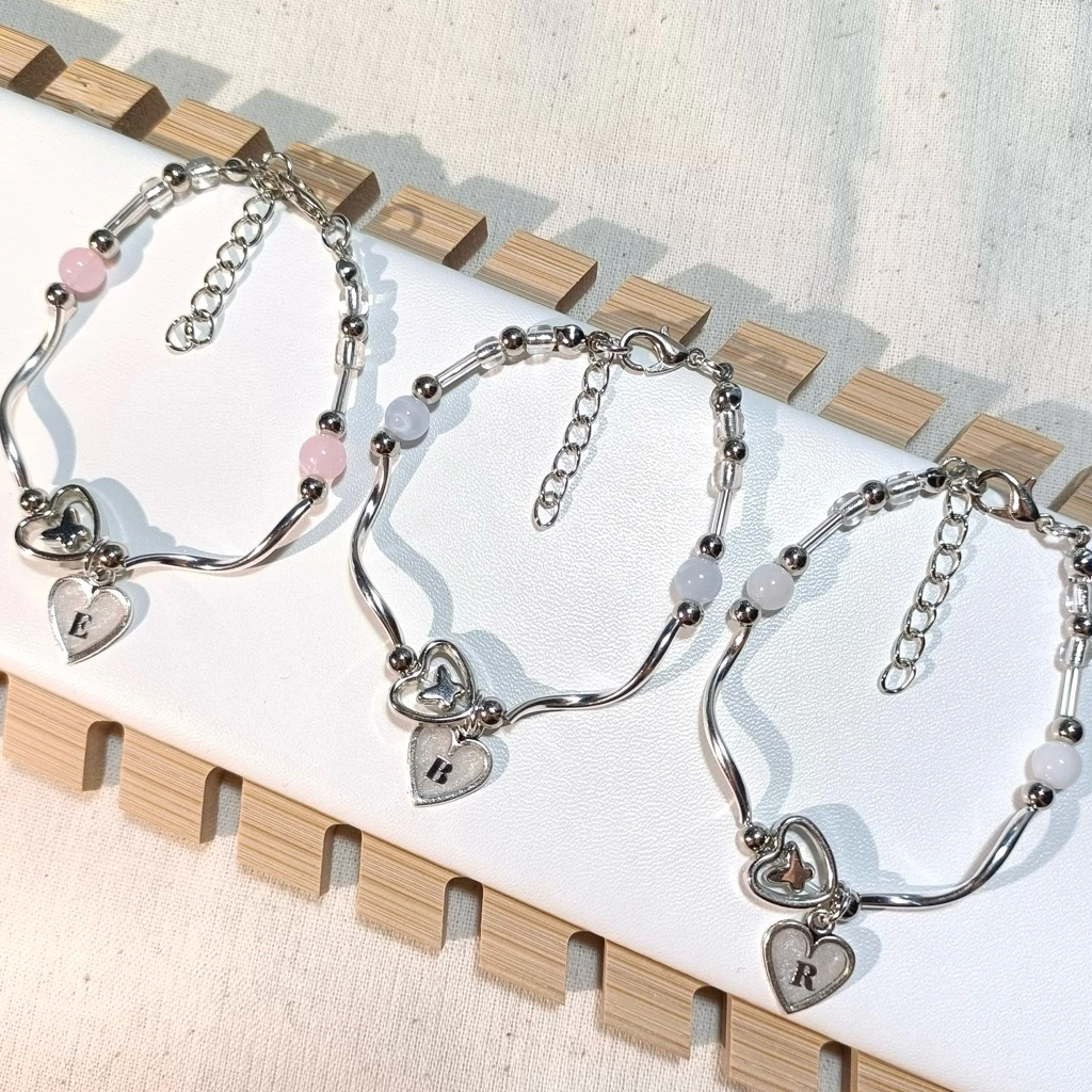 กำไลลูกปัด+จี้อักษร ♡ Blushy Charm | ใส่ได้ 1 ตัว อักษร A-Z | มีให้เลือก 3 สี