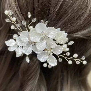 ในไทย-พร้อมส่ง✨2025เครื่องประดับผมเจ้าสาวเกาหลีใหม่ หวีดอกไม้ไข่มุกคริสตัลทำมือสำหรับงานแต่งงานสำหรับผู้หญิง-Move