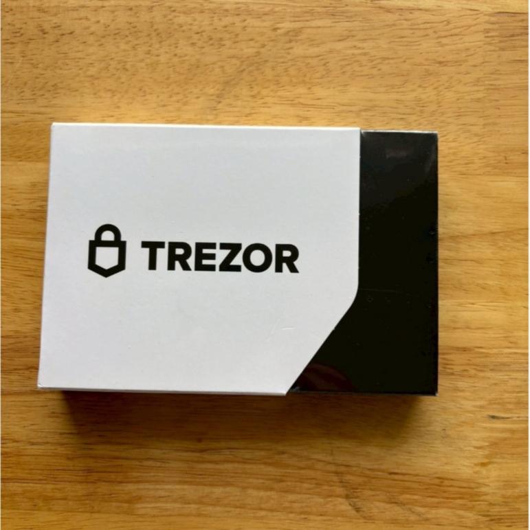TREZOR Model T กระเป๋า Bitcoin (มือหนึ่ง)
