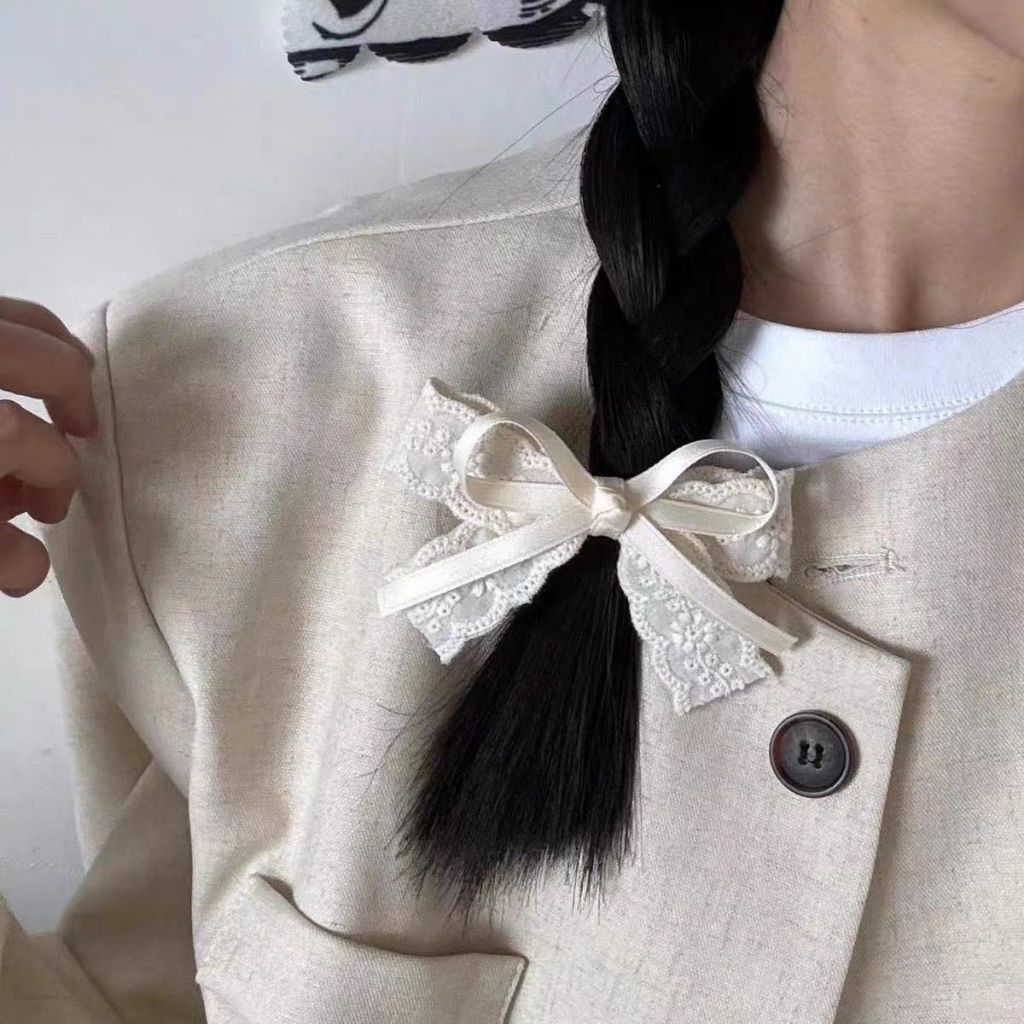 กิ๊บโบว์ติดผมลูกไม้สีครีม ขนาดเล็กประมาณ 9cm (ด้านหลังเป็นกิ๊บปากเป็ด)