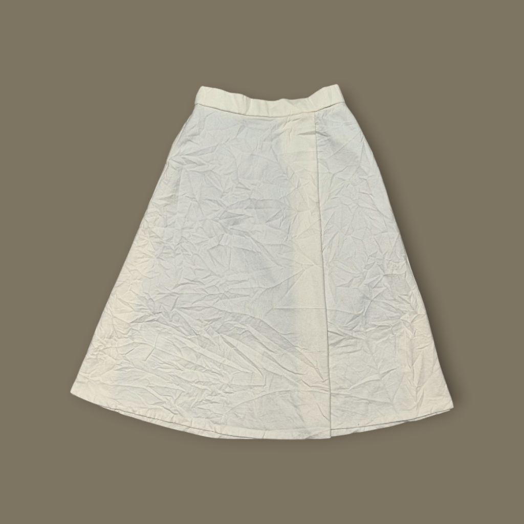 GU กระโปรงบาน ไซส์ S ผ้าเฟเนล นิ่มๆ สีขาว off white เอวสม็อค มือสอง
