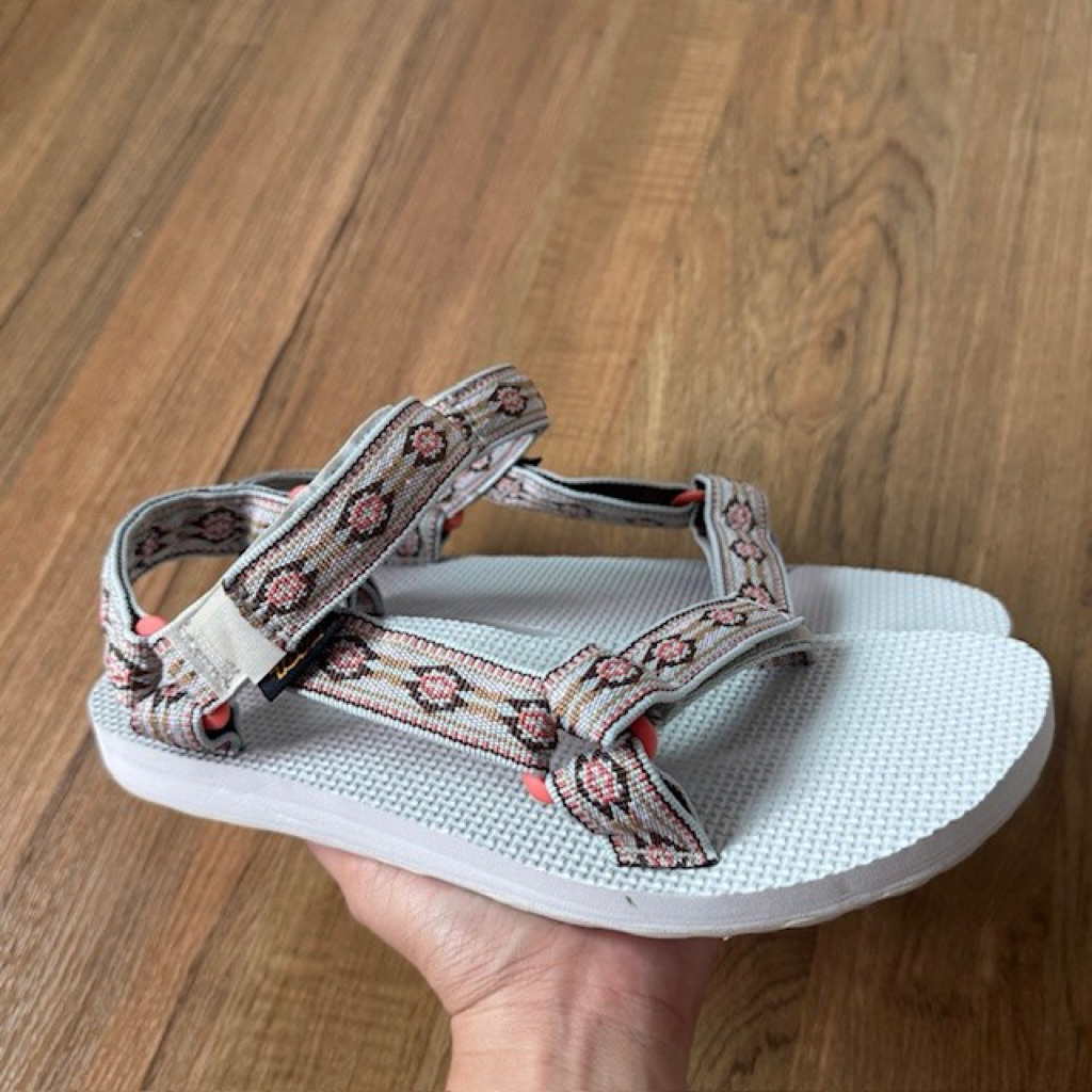 รองเท้ารัดส้น มือสองของแท้ teva ไซส์ 38