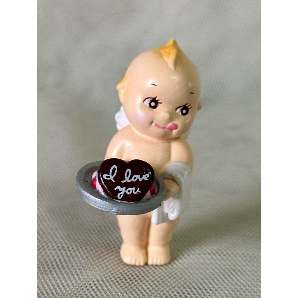 มือสอง โมเดลน้องคิวพี Kewpie ถือถาดขนมช๊อคโกแลต I Love You (R.O.K.j.) ขนาด 4 ซม.