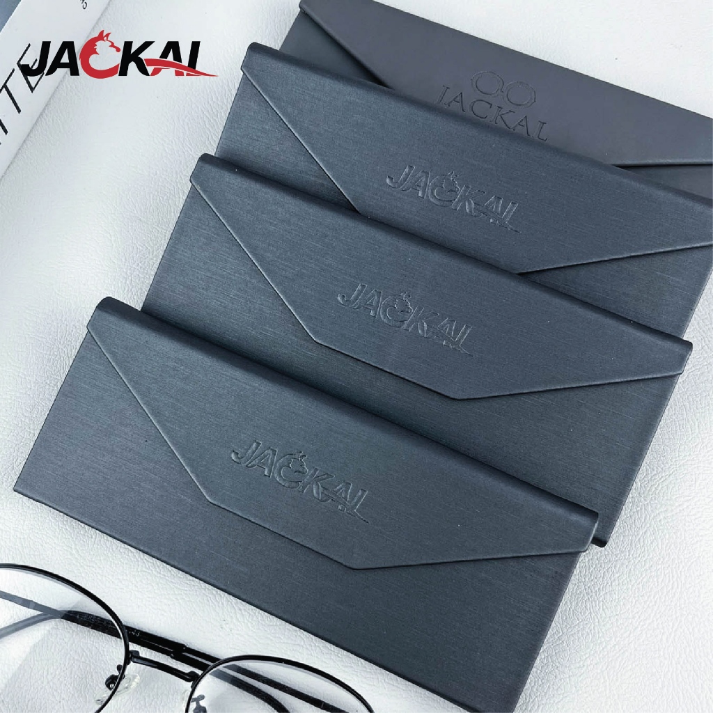 กล่องแว่นตา แบรนด์ JACKAL กล่องแว่นตาสามเหลี่ยมพับได้ สีเทา หนัง PU ด้านในบุกำมะหยี่นุ่ม ถนอมแว่นตา