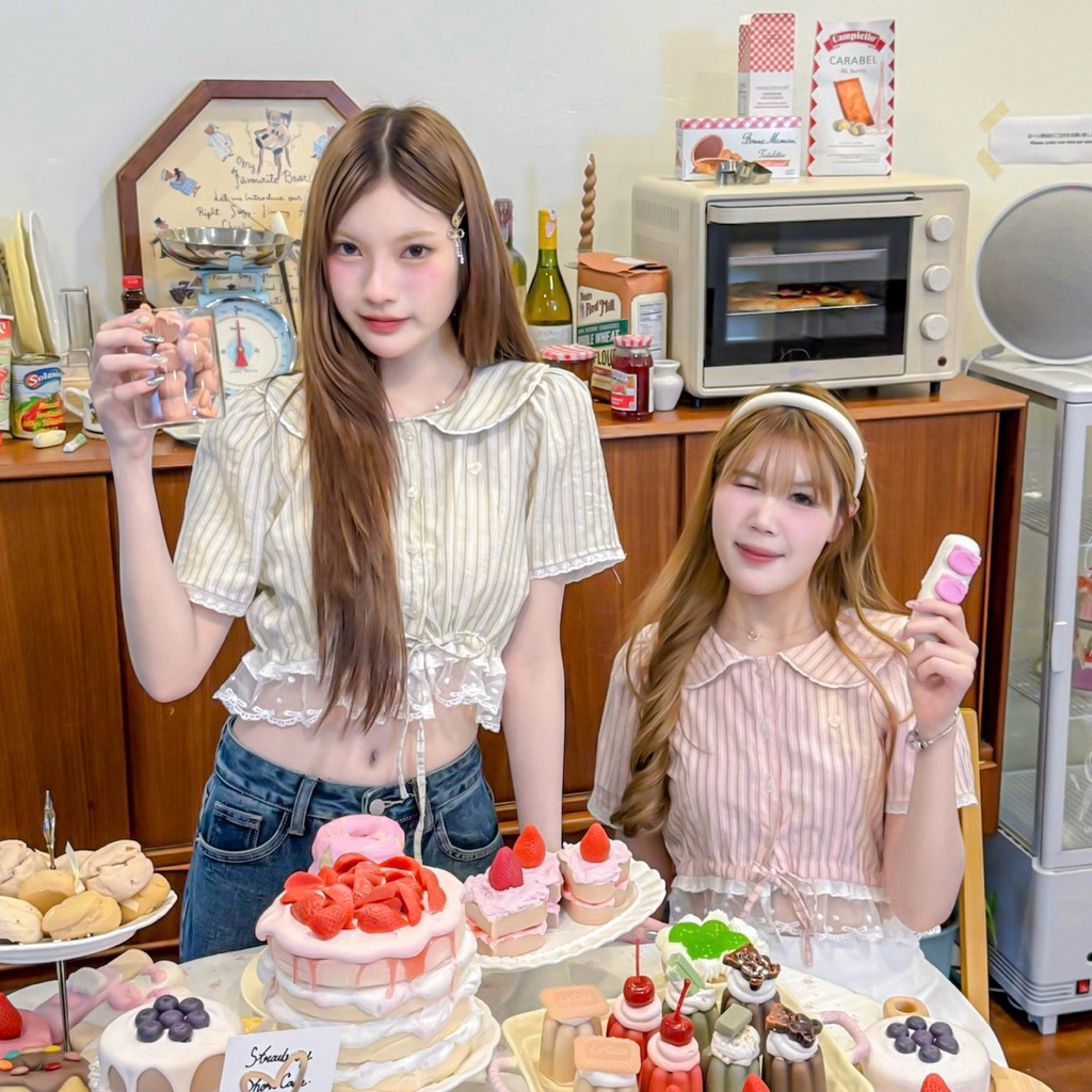 RIKA ยัยเกี๊ยว เสื้อคอบัวรูดเอวลูกไม้สองชั้น