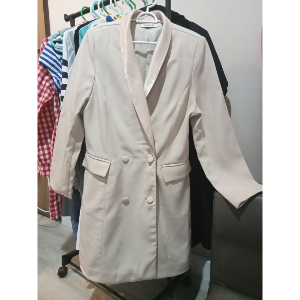 เดรสสูท ไซส์ L ยี่ห้อ fufalaสีครีมอ่อน