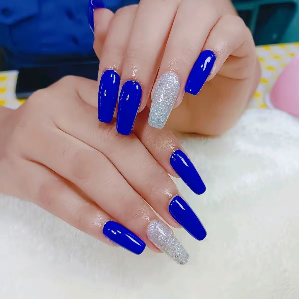 เล็บเจลสําเร็จสีน้ำเงินสลับสีแฟลตขาวนิ้วนางทรงบัลเล่ต์ยาวกลางแถมกาวตะไบ