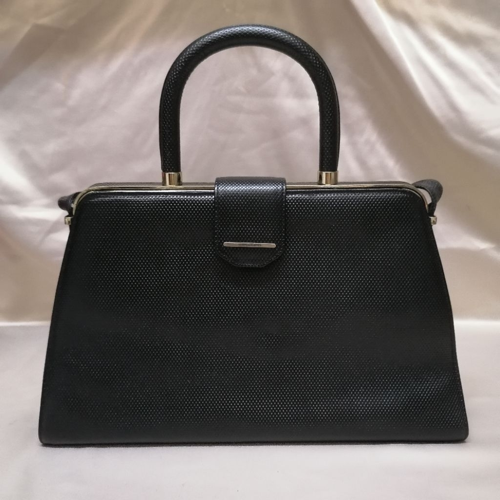 กระเป๋าถือ กระเป๋าหิ้ว กระเป๋าคล้องมือ กระเป๋าคล้องแขน กระเป๋าสะพายข้างหนังสีดำ มือสอง แบรนด์​ Clove