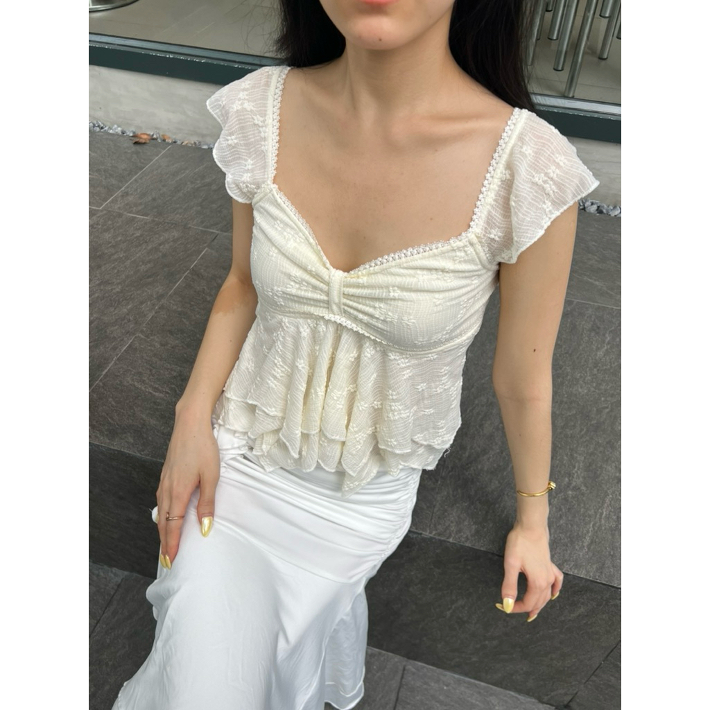 พร้อมส่ง taryn.bkk - ronnie top เสื้อลูกไม้ ซีทรู ชายระบายเลเยอร์ แขนตุ๊กตาน่ารักมาก