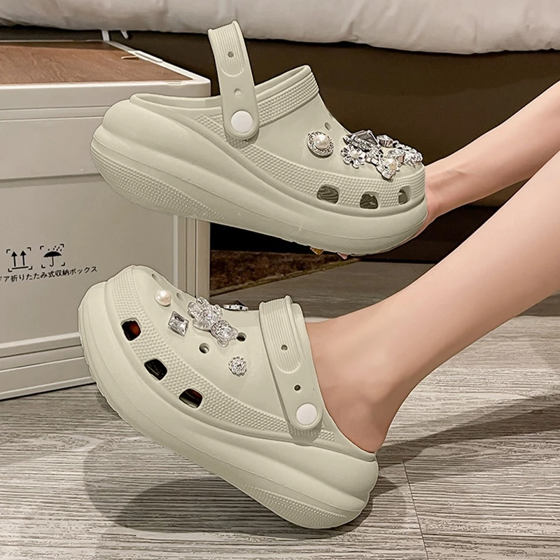 Amazy รองเท้าแตะหัวโต สวมใส่สบายพื้นหนานุ่มล้ำ ดีไซน์โฮลคัททันสมัย ตกแต่งด้วยจี้หมีสุดน่ารักและสายโซ่เพชรแวววาว