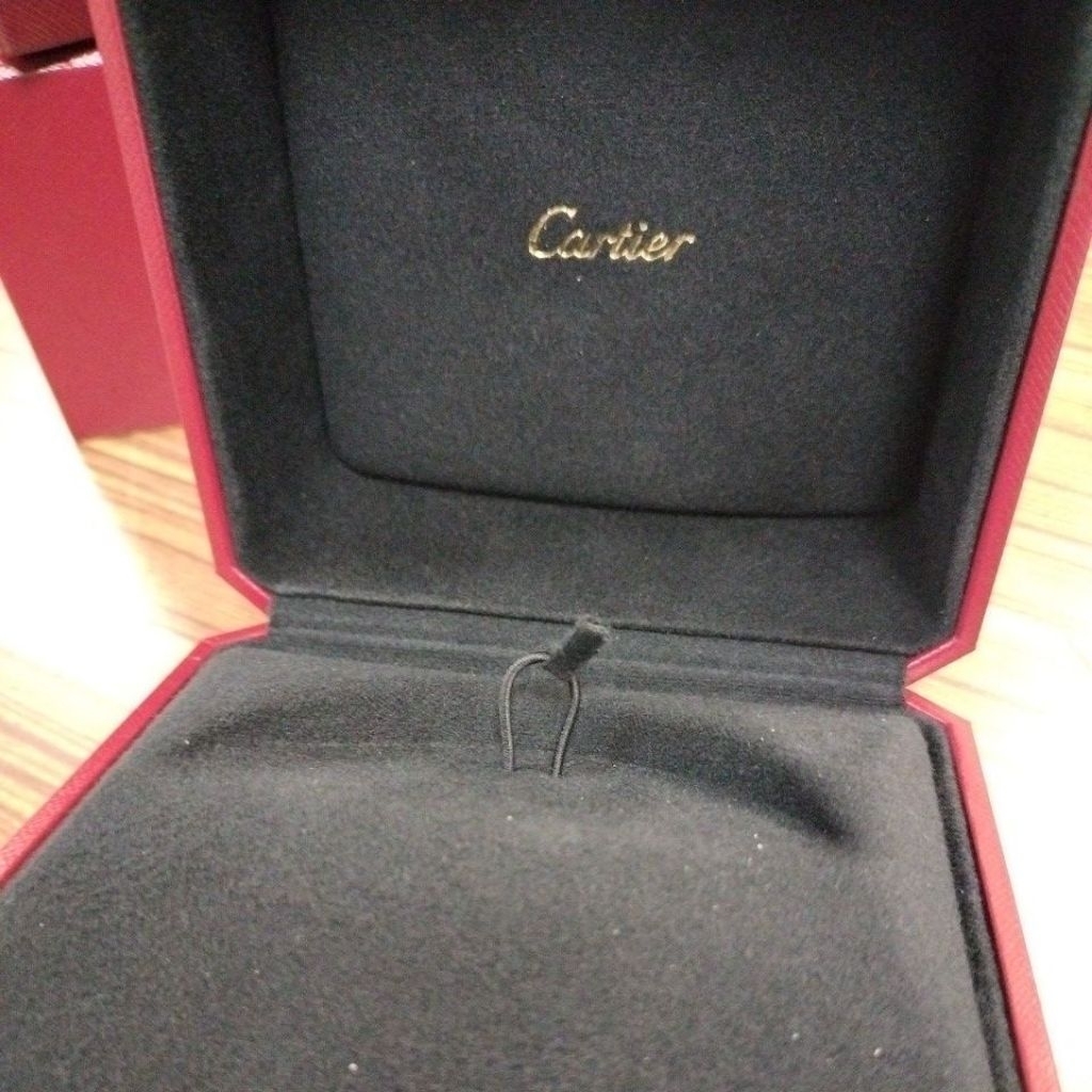 กล่องกำไล/สร้อยข้อมือ แบรนด์ cartierสภาพสวย