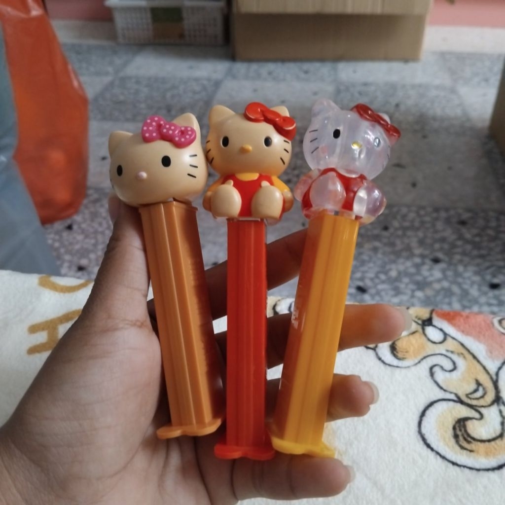 PEZ Hello Kitty Dispensers หรือที่รู้จักกันในชื่อ PEZ Hello Kitty