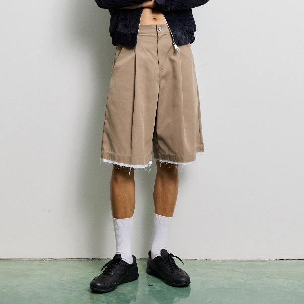 Hunter Studios - กางเกงขาสามส่วนตกแต่งชายขา รุ่นBermuda Torn Shorts