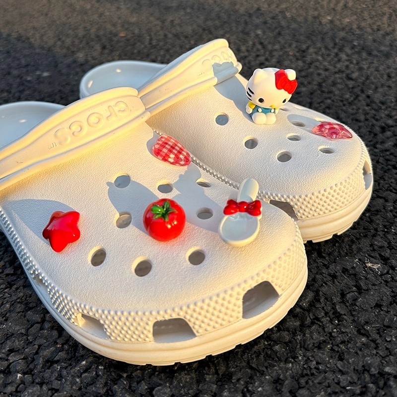 รองเท้าดอกไม้หลุมรองเท้าตกแต่งสร้างสรรค์รองเท้าหัวเข็มขัดเสน่ห์ชุดคิตตี้มะเขือเทศรองเท้าหัวเข็มขัด