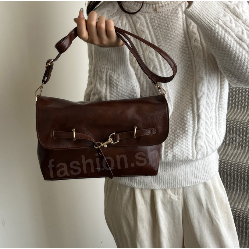 fashion.shop502 กระเป๋าสะพาย หนังPU เงาสวย ตกแต่งอะไหล่ทอง  คลาสสิค สีเรียบ มี 3 สี มีบริการส่งด่วน ฺB- 046