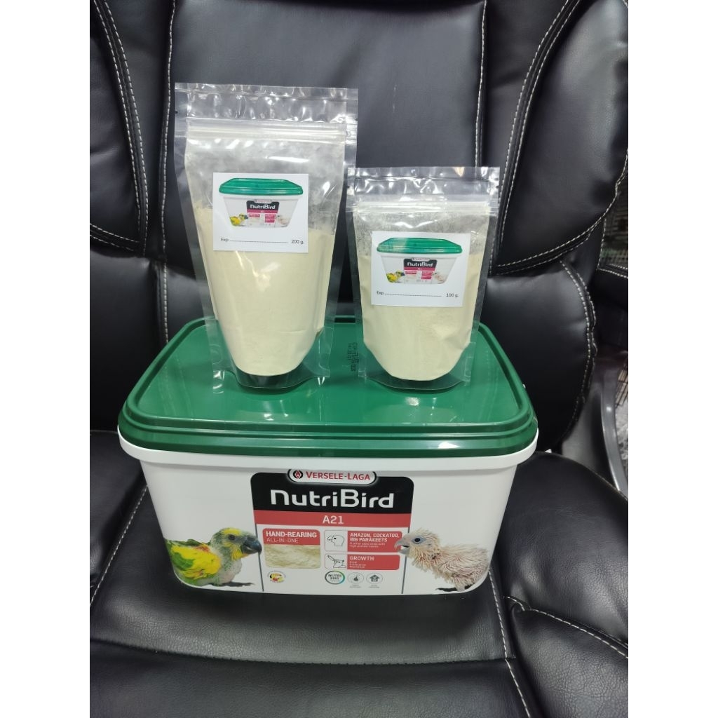 อาหารนกลูกป้อน Nutribird A21  100 g. 200 g. ( แบ่งขาย ) สูตรสำหรับลูกนกทุกสายพันธ์ุ เช่น กระตั้ว ซันฯ  เลิฟเบิร์ด ฟอพัส