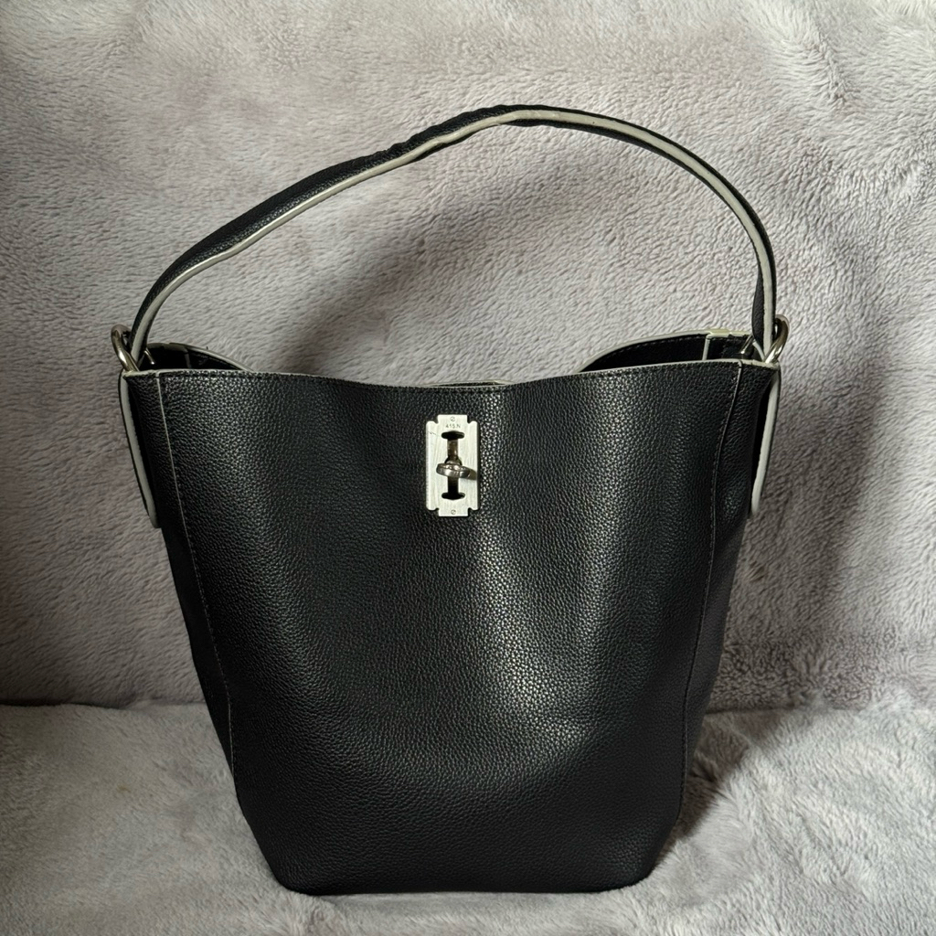 ‼️ลดจาก 1890 ‼️Bucket bag ทรง vunque มือ2