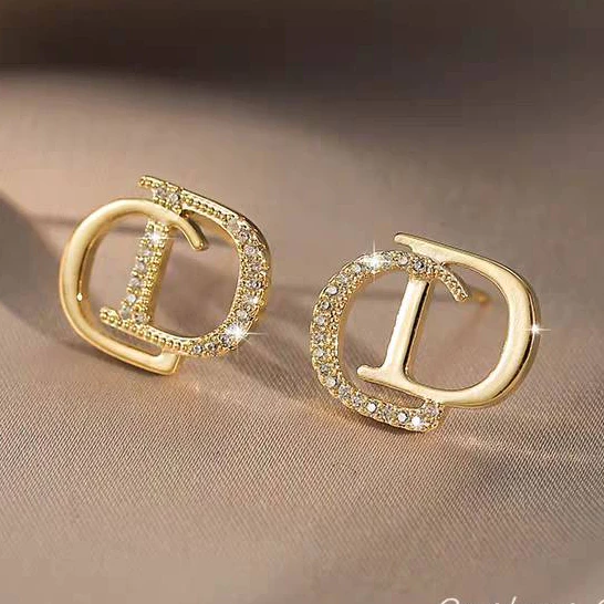 ต่างหูเเฟชั่นเเบบใหม่สไตส์ตัว D มีให้เลือก 2 สีเงินเเละสีทองฝังเพชรด้านใน ใช้งานเเบบเสียบหู