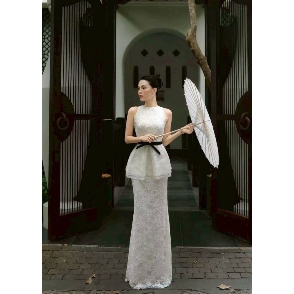 French Korea ชุดเดรสลูกไม้ทรงหางปลา สีขาว สวยหรูดูดีมีชาติกูล Pisamai ชุดเดรสแขนกุดลูกไม้ฉลุ เอวแต่งริบบิ้นสีดำทรงหางปลา